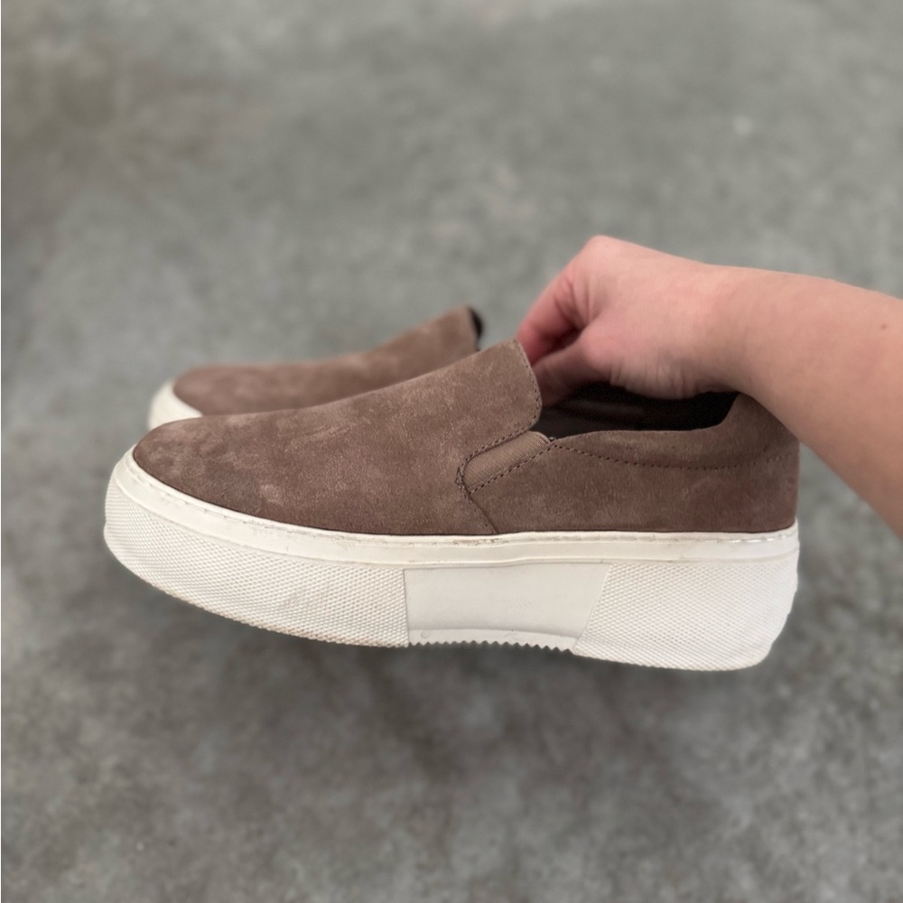 J/slides Brown Suede‎ Slip-On Sneakers